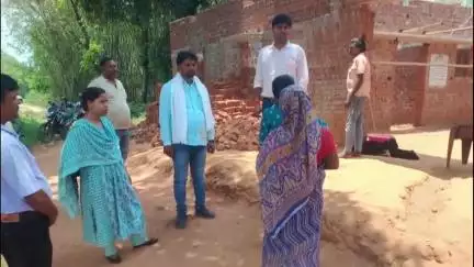 गांडेय बीडीओ ने उदयपुर पंचायत के गांवों में अबुआ आवास योजना की जांच की