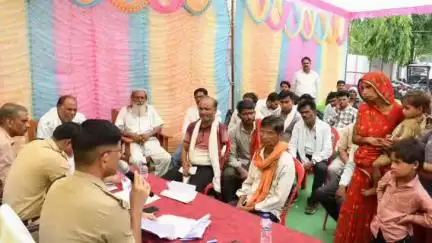 ललितपुर: पुलिस अधीक्षक ने थाना दिवस में लोगों की समस्याएं सुनी, दिए समाधान के निर्देश