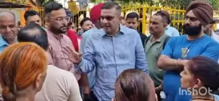 हल्द्वानी: हल्द्वानी के आवास विकास क्षेत्र में मकानों को तोड़ने का नोटिस आने के बाद विधायक सुमित हृदयेश ने लोगों से मुलाकात की