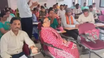 सिंगरौली: अव्यवस्थाओं के बीच एफएलएन का प्रशिक्षण शुरू, प्रशिक्षणार्थी शिक्षक पानी के लिए तरसते रहे