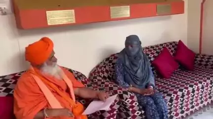 ਸੁਲਤਾਨਪੁਰ ਲੋਧੀ: ਮਸਕਟ ਚ ਦੋ ਮਹੀਨਿਆਂ ਤੋਂ ਬੰਧਕ ਬਣਾਈ ਲੜਕੀ ਰਾਜਸਭਾ ਮੈਂਬਰ ਸੰਤ ਸੀਚੇਵਾਲ ਦੇ ਯਤਨ ਸਦਕਾ ਪ੍ਰਤੀ, ਨਿਰਮਲ ਕੁਟੀਆ ਵਿਖੇ ਦਿੱਤੀ ਜਾਣਕਾਰੀ