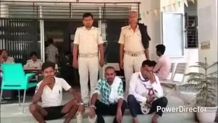 कहरा: उत्पाद पुलिस ने छापेमारी कर 3 शराबियों को किया गिरफ्तार, सहरसा कोर्ट में पेश कर आगे की कार्रवाई में जुटी
