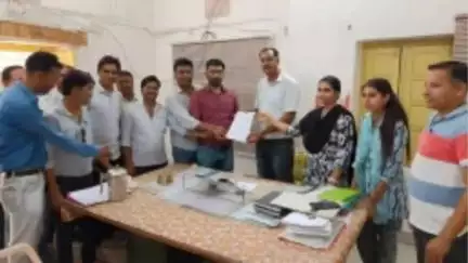 हिण्डोली: विद्युत विभाग के कर्मचारियों ने विभिन्न मांगों को लेकर एईएन को ज्ञापन सौंपा