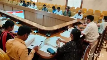 हरदोई: कलेक्ट्रेट सभागार में जिलाधिकारी की अध्यक्षता में जन सुनवाई समाधान प्रणाली के संबंध में हुई बैठक