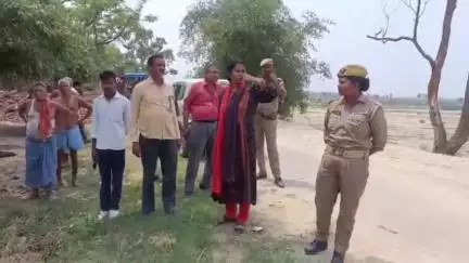 शाहबाद: बाढ़ प्रभावित गांव कहारकोला का एसडीएम ने किया निरीक्षण, दिए आवश्यक दिशा-निर्देश