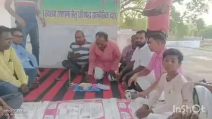 मदनपुर: खिरियावा स्थित मानव घाट में स्वराज पार्टी का 11वां स्थापना दिवस मनाया गया