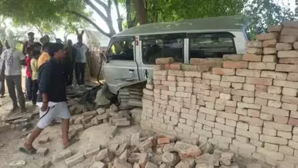 औराई: औराई कोतवाली क्षेत्र के भवानीपुर में छप्पर में घुसी मैजिक वाहन, महिला सहित 2 गंभीर रूप से घायल, वाराणसी रेफर