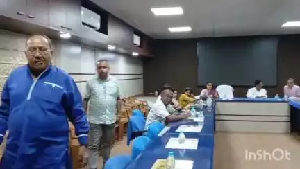 চুঁচুড়া-মগরা: বাঁশবাড়িয়া পৌরসভায় রেল আধিকারিকদের সঙ্গে উচ্ছেদ নিয়ে বৈঠক করলেন বিধায়ক