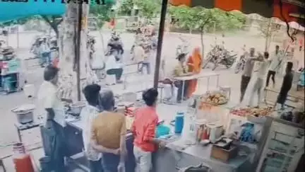 देवास: जिला अस्पताल में एक कर्मचारी ने जमकर किया हंगामा, घटना का CCTV फ़ुटेज आया सामने