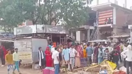 मझौली: शिकरा चौराहे पर तेज रफ्तार 407 ने 35 वर्षीय व्यक्ति को मारी ठोकर, मचा हंगामा, पुलिस पहुंची
