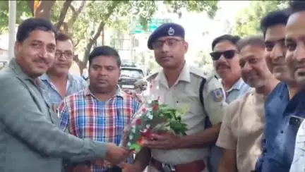 धनबाद/केंदुआडीह: पुराना बाजार चेंबर ऑफ कॉमर्स के सदस्यों ने ट्रैफिक पुलिस अधिकारी लव कुमार को रणधीर वर्मा चौक पर ज्ञापन सौंपा