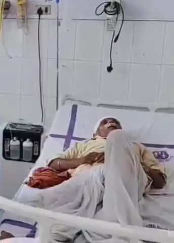 घाट कुसुंभा: सिरारी चौक पर तेज रफ्तार ई-रिक्शा गड्ढे में पलटी, दो लोग गंभीर रूप से घायल