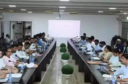 चतरा: समाहरणालय में उपायुक्त की अध्यक्षता में स्वास्थ्य योजनाओं और आयुष योग दिवस की तैयारी की समीक्षा बैठक