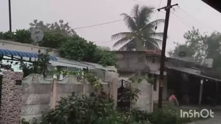 అసిఫాబాద్: ఆసిఫాబాద్ జిల్లా కేంద్రంతో పాటు పలు మండలాల్లో ఉరుములు, మెరుపులతో భారీ వర్షం