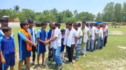 उधवा: श्रीधर दियारा पंचायत में फीता काटकर दो दिवसीय फुटबॉल टूर्नामेंट का शुभारंभ किया गया