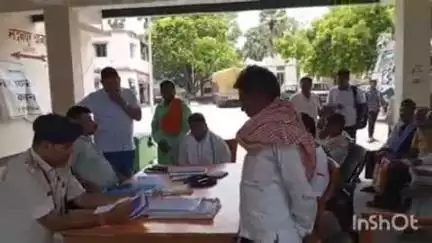 मदनपुर: मदनपुर थाना परिसर में भूमि विवाद सुलझाने के लिए लगाया गया जनता दरबार