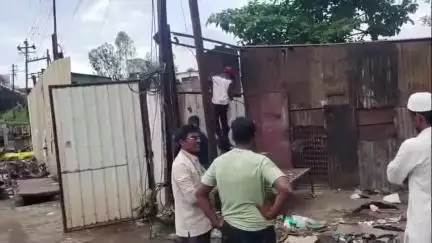 कराड: कराडमध्ये कोल्हापूर नाका येथे अतिक्रमणावर अखेर रस्ते विकास प्राधिकारणाचा पडला हातोडा; महामार्गालगत अतिक्रमण हटवली