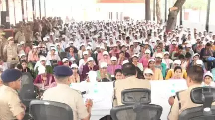 रामपुर: रिजर्व पुलिस लाइन से SP ने सीधी भर्ती 2023 के 429 अभ्यर्थियों को 10 बसों के माध्यम से लखनऊ भेजा, कल मिलेगा नियुक्ति पत्र