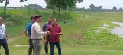 पूर्णिया पूर्व: संभावित बाढ़ की पूर्व तैयारी को लेकर जिलाधिकारी ने झउवा बांध का किया स्थलीय निरीक्षण