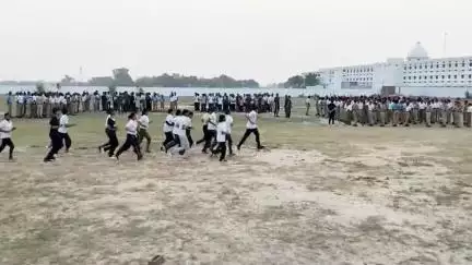 शिकोहाबाद: शिकोहाबाद के जे.एस. विश्वविद्यालय में चल रहे दस दिवसीय एनसीसी टीएससी कैम्प में हथियारों के बारे में दी गई जानकारी