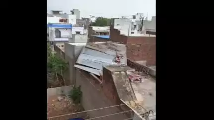 नीमच नगर: नीमच: आंधी-बारिश से इंदिरा नगर में मकान की छत से उड़े चद्दर, वीडियो आया सामने