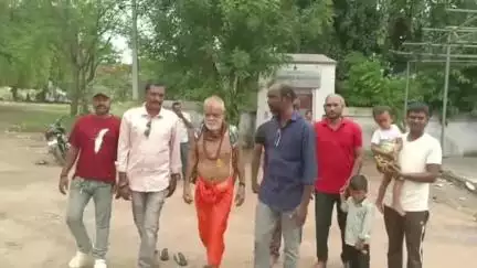జగిత్యాల: జగిత్యాల చేరుకున్న ఒకే కిడ్నీ తో ఉడిపి నుండి అయోధ్యకు పాదయాత్రగా 70 ఏళ్ల టాటూ స్వామి