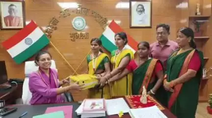 गुमला: डीसी ने आम्रपाली आम को बाजार में बिक्री के लिए कार्यालय परिसर में किया लॉन्च