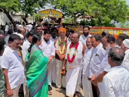 నర్సాపూర్: పిడుగుపాటు మృతురాలి అంత్యక్రియలో పాల్గొన్న ఎమ్మెల్యే సునీతా రెడ్డి