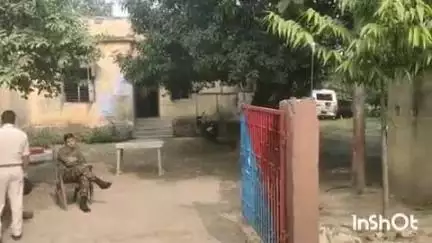 मदनपुर: सलैया थाना की पुलिस ने सोनार चक टोले सोनारी बीघा गांव में गैर जमानतीय फरार वारंटी के घर पर चस्पाया इश्तहार