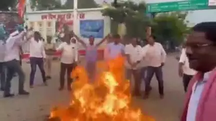 कवर्धा: कांग्रेस भवन सुकमा को ED ने शराब घोटाला मामले में किया अटैच, सिग्नल चौक में कांग्रेसियों ने ED का किया पुतला दहन