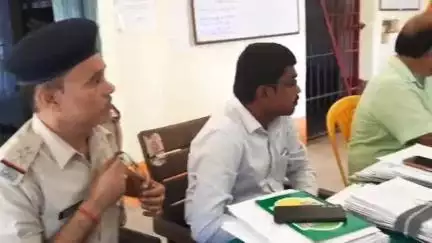 बलिया: बलिया थाना परिसर में भूमि विवाद मामलों के निपटारे के लिए जनता दरबार का आयोजन