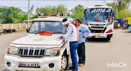 गुना नगर: हनुमान चौराहे पर यातायात पुलिस की कार्रवाई, यात्री बसें, हाथ ठेला व ई-रिक्शा चालकों पर नियमों के उल्लंघन का आरोप