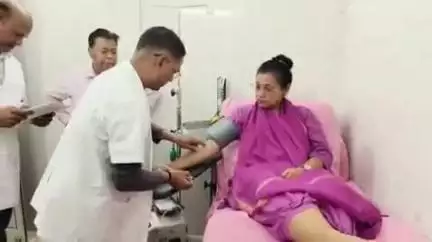 गुमला: सदर अस्पताल परिसर में डीसी ने रक्तदान शिविर में रक्तदान कर लोगों को प्रेरित किया