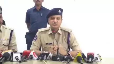 కామారెడ్డి: పోలీసులు బాధ్యతయుతంగా విధులు నిర్వహించాలి పట్టణంలో : జిల్లా ఎస్పీ రాజేష్ చంద్ర