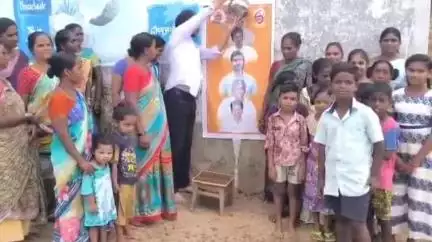 జె.కొత్తూరులో "థాంక్యూ సీఎం సార్, థాంక్యూ డిప్యూటీ సీఎం సార్" అంటూ విద్యార్థుల తల్లులు పాలాభిషేకం