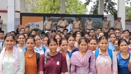 झांसी: आरक्षी भर्ती-2023 के चयनित अभ्यर्थियों और सुरक्षा-व्यवस्था में लगे पुलिस बल को झांसी पुलिस लाइन में एसएसपी ने किया ब्रीफ
