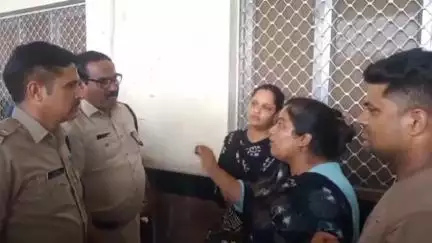 मुज़फ्फरनगर: रेलवे स्टेशन पर महिला यात्रियों से बदसलूकी, टिकट क्लर्क ने की गाली-गलौज, स्टेशन मास्टर ने दिखाई बेरुख़ी, हुआ हंगामा