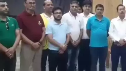 জলপাইগুড়ি: "রক্তে রচনা হোক জীবনরেখা"-জলপাইগুড়িতে পুরসভা ও লায়ন্স ক্লাবের যৌথ রক্তদান শিবিরে সাড়া