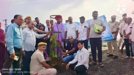 बकानी: खानपुर कस्बे के काली तलाई परिसर में बंदे गंगा अभियान के तहत प्रभारी मंत्री ओटाराम देवासी ने वृक्षारोपण किया