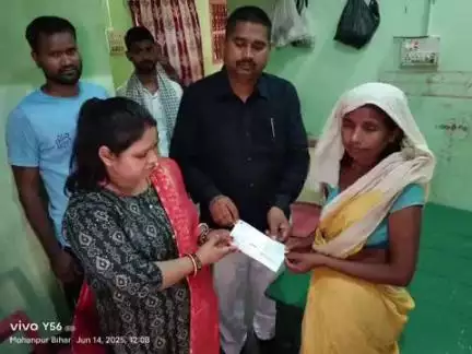 खड़गपुर: मोहनपुर गांव में मृतक ई-रिक्शा चालक की पत्नी को बीडीओ ने दी ₹20,000 की सहायता राशि