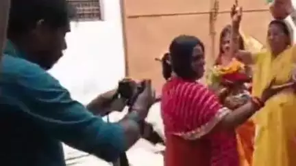 मीरपुर में भागवत कथा की हुई शुरुआत, महिलाओं ने निकाली कलश यात्रा