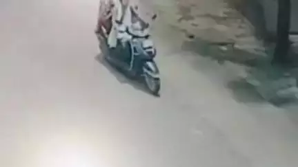 रतलाम नगर: मंगल मूर्ति कॉलोनी में युवक ने मां-बेटी पर कैंची से किया हमला, सीसीटीवी में कैद
