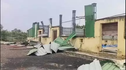 नीमच नगर: जेतपुरा फंटे के पास तेज आंधी में सरकारी वेयरहाउस के चद्दर उड़े, 300 मीटर दूर खेत में गिरे