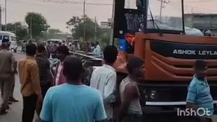अलीगंज: ट्रक के नए चैस से बाइक सवार पिता-पुत्र की टक्कर, 2 साल के बेटे की मौके पर मौत, पिता को सीएचसी अलीगंज रेफर
