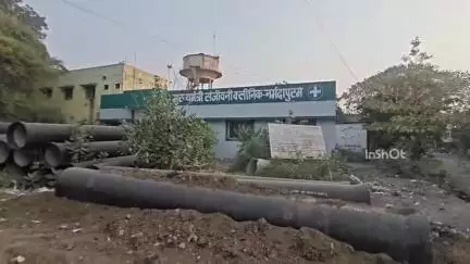 होशंगाबाद नगर: हाउसिंगबोर्ड स्थित मुख्यमंत्री संजीवनी क्लीनिक के सामने पेयजल पाइपलाइन डालने वाली ठेका कंपनी ने लापरवाही से पाइप पटके