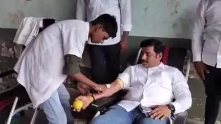 खालापूर: मनसे पक्षप्रमुख राज ठाकरे यांच्या वाढदिवसाचे औचित्य साधत होनाड येथे आरोग्य शिबीर व छत्रीचे करण्यात आले वाटप