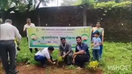 अलिबाग: वृक्ष लागवडीतून पर्यावरण संरक्षण साधने काळाची गरज डॉ नितीन गांधी
विविध सामाजिक संस्थेकडून नेहुली खंडाळे येथे वृक्षारोपण