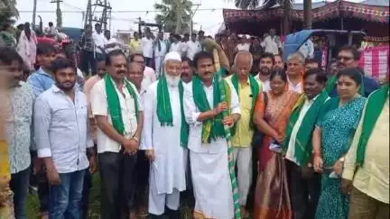 నరసాపురం: లక్ష్మనేశ్వరం గ్రామంలో వ్యవసాయ పరికరాలు రాయితీ పై రైతులుకు పంపిణీ చేసిన ప్రభుత్వ విప్ బొమ్మిడి నాయకర్