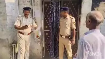 बरौली: बतरदेह गांव में ठगी के मामले में फरार आरोपी के घर कोर्ट के आदेश पर पुलिस ने चिपकाया इश्तहार