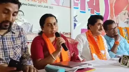 কালনা ১: কালনার নিভূজী এলাকায় বিজেপির জেলা অফিসে সাংবাদিক সম্মেলনে হাজির বিজেপি জেলা সভানেত্রী